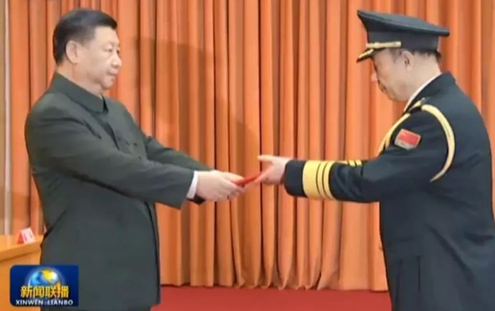 △习近平为张升民颁发命令状