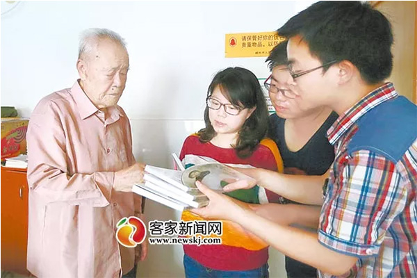 数年前，吴老将回忆录赠送给前来聆听革命故事的年轻人，并要求他们多看书多学习。资料图