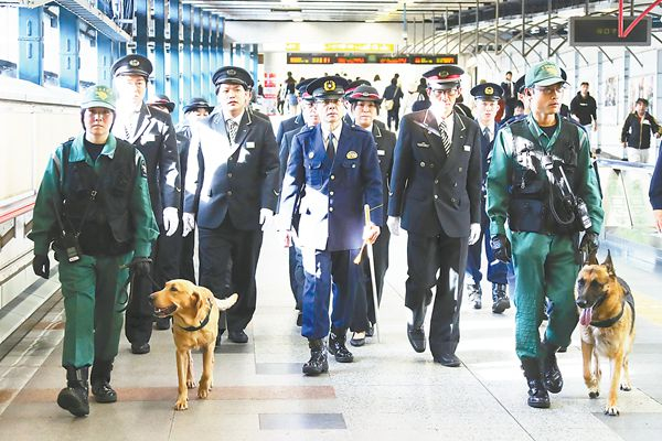 特朗普亚洲行首站日本。日本早在一周前就提高了警戒级别。图为东京警方在地铁站进行安全排查。
