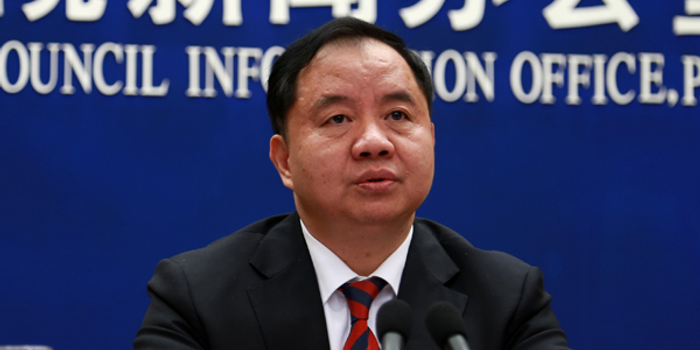 管理局局长韩夏,信息化和软件服务业司司长谢少锋介绍《深化"互联网