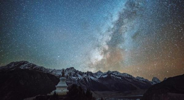 西藏海拔高、空气污染与光污染少，是亚洲乃至全球的观星天堂。