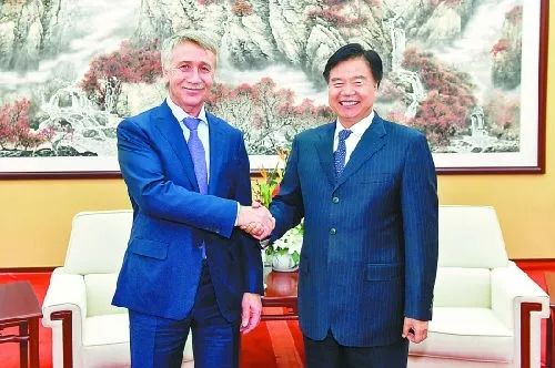 ▲10月31日下午，北京，中国石油集团董事长王宜林与俄罗斯诺瓦泰克公司总裁米赫尔松就进一步深化合作举行会谈。