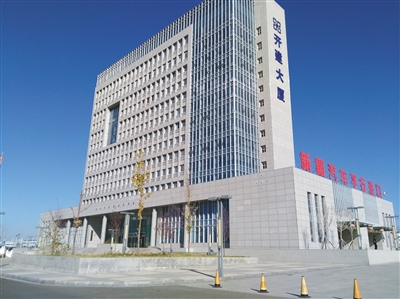 霍尔果斯开建大厦，里面的查验业务楼8楼是一家代理注册公司，该地址上注册的企业有近千家。