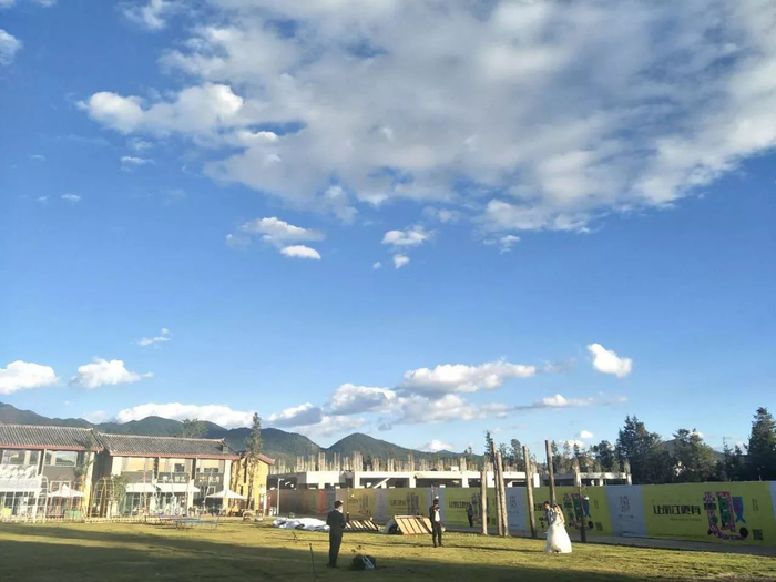 ▲ 阳光100雪山小镇里拍摄婚纱照的新人。国际金融报记者 吴婧 摄