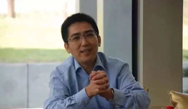 ▲ 易小迪，著名企业家，1991参与创建万通企业集团，与冯仑、潘石屹、王功权等并称“万通六君子”。1999年，首创阳光100品牌，2001年起任北京阳光100置业集团董事长、总经理；2003年，创建阳光壹佰置业集团有限公司，任董事长；2014年，阳光100在香港上市。