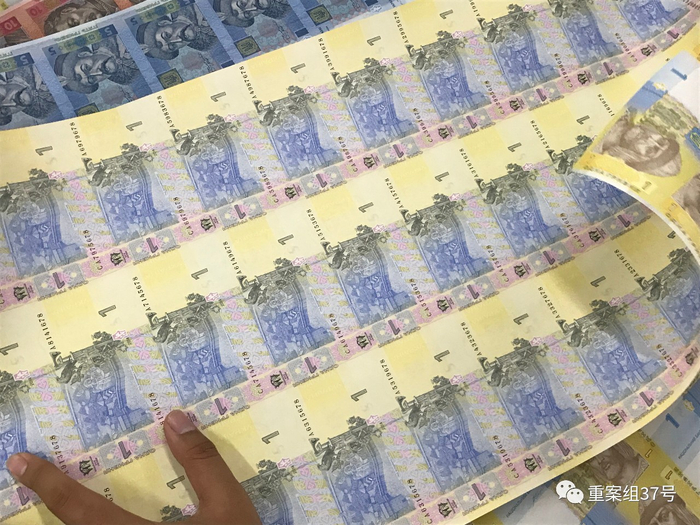 ▲北文雅轩售价43800元一套的中乌建交20周年纪念币，市场价在2000元左右。&nbsp;&nbsp;&nbsp;&nbsp;新京报记者 刘经宇 摄