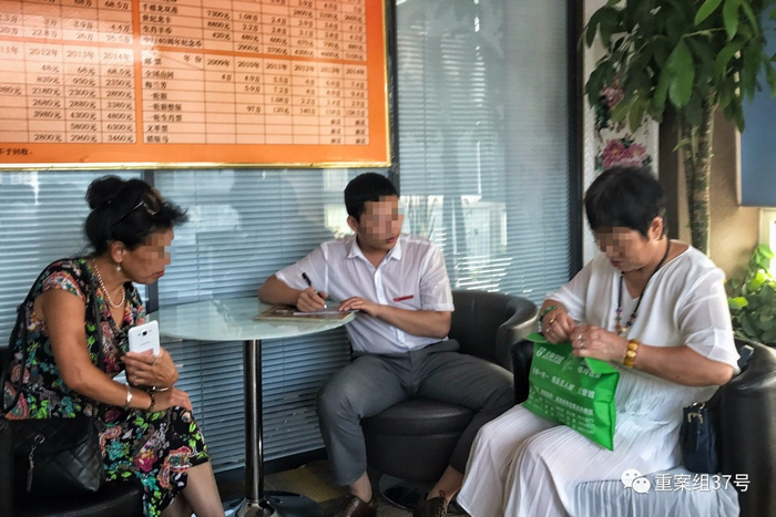 ▲2017年9月7日，大望路SOHO现代城25层，工作人员在登记过个人信息后，向两位市民赠送一张印度尼西亚盾作为纪念。墙上贴着各种纪念币的价值和升值空间。&nbsp;&nbsp;&nbsp;&nbsp;新京报记者 彭子洋 摄