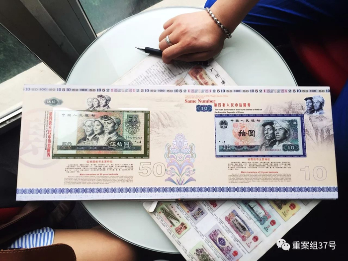 ▲2017年9月15日，大望路SOHO现代城一家公司，工作人员以电信公司以答谢老用户为借口，邀请人们领取纪念品，借机向其推销“纪念钞”。&nbsp;&nbsp;&nbsp;&nbsp;新京报记者 大路 摄