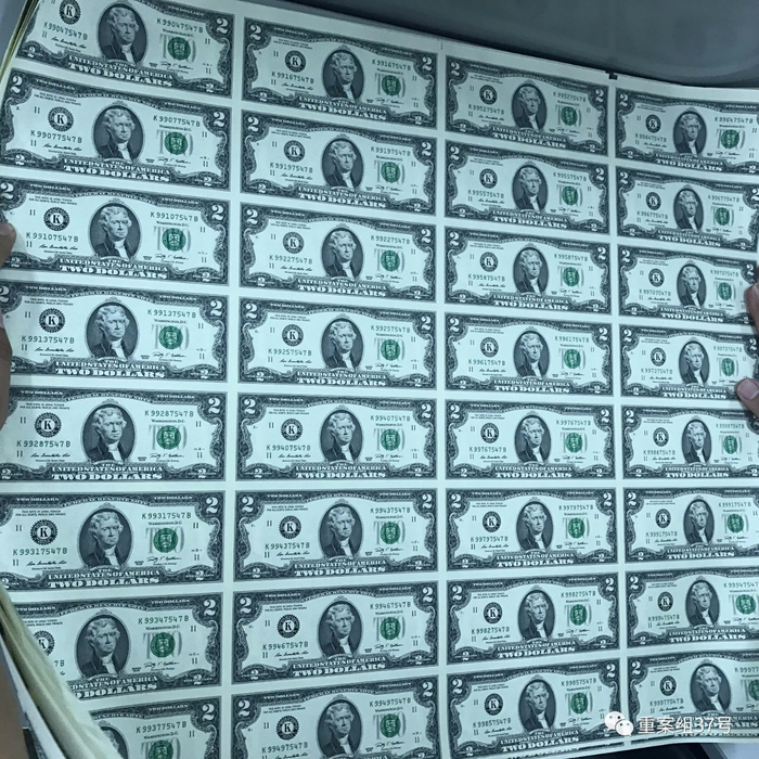 ▲5月8日，孙林又以37900元的价格从北文雅轩购买了两套2美元整版纪念钞。&nbsp;&nbsp;&nbsp;&nbsp;新京报记者 刘经宇 摄