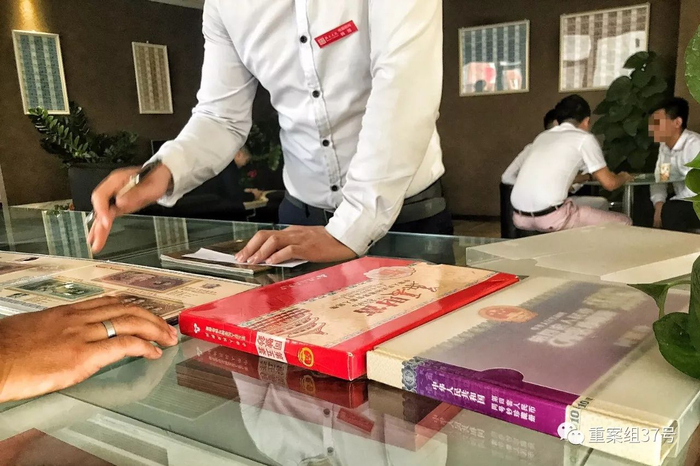 ▲2017年9月7日，大望路SOHO现代城25层，工作人员在向记者推荐纪念币。&nbsp;&nbsp;&nbsp;&nbsp;新京报记者 彭子洋 摄