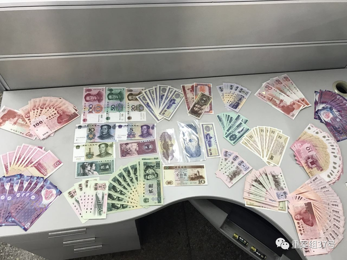 ▲65岁的老人孙林在北文雅轩购买的部分“纪念币”，30万元纪念币实际价格仅2万。&nbsp;&nbsp;&nbsp;&nbsp;新京报记者 刘经宇 摄