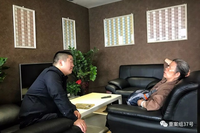 ▲2017年9月7日，大望路SOHO现代城25层，工作人员向一位老人推荐纪念币套装，房间的墙上也贴满了各国的钱币样板。&nbsp;&nbsp;&nbsp;&nbsp;新京报记者 彭子洋 摄