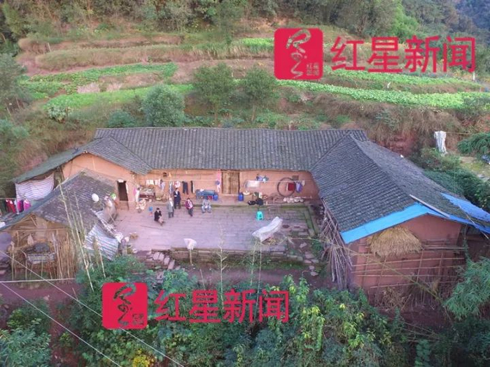 ▲小金家的土坯房，很多地方已经开裂。