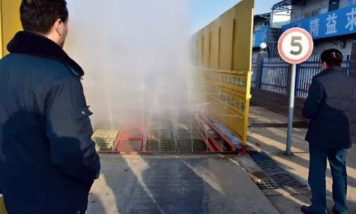 2017年2月18日，环境保护部2017年第一季度空气质量专项督察第13 督察组在济南一工地检查扬尘治理情况。&nbsp; &nbsp;视觉中国