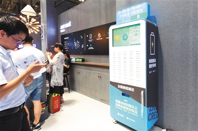 2017年5月29日，杭州一家商业场所内的共享充电宝。 图/视觉中国