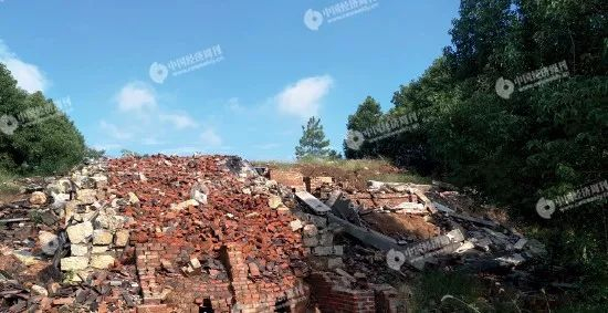 邵东县一座被推倒的瓦窑&nbsp; &nbsp;&nbsp;《中国经济周刊》记者 李永华 | 摄