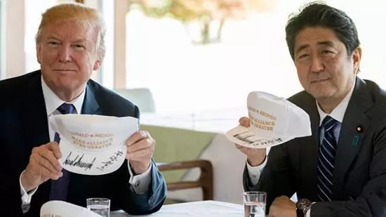 　　▲安倍与特朗普展示了印有“Donald &amp； Shinzo Make Alliance Even Greater”（唐纳德和晋三使同盟更伟大）字样的帽子。