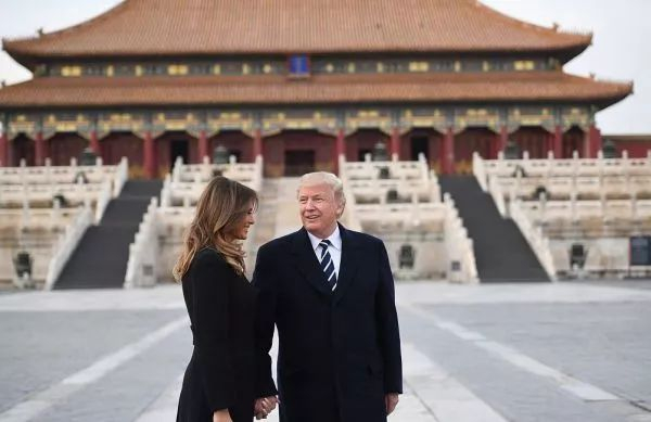 ▲特朗普和夫人在故宫合影。