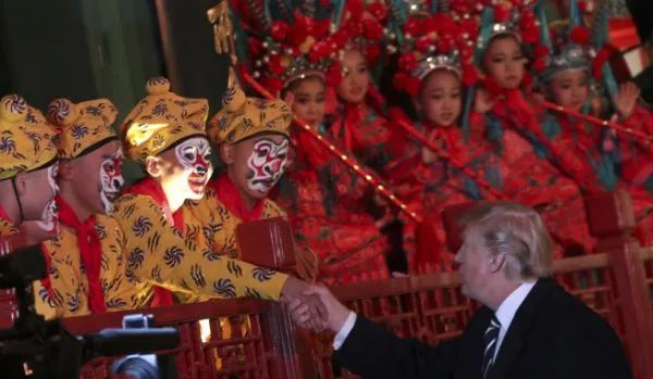 ▲特朗普与京剧小演员互动。（香港《南华早报》）