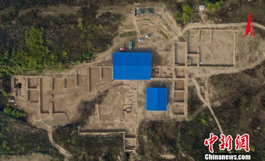 杨官寨遗址庙底沟文化墓地发掘区航拍。陕西省考古研究院 供图