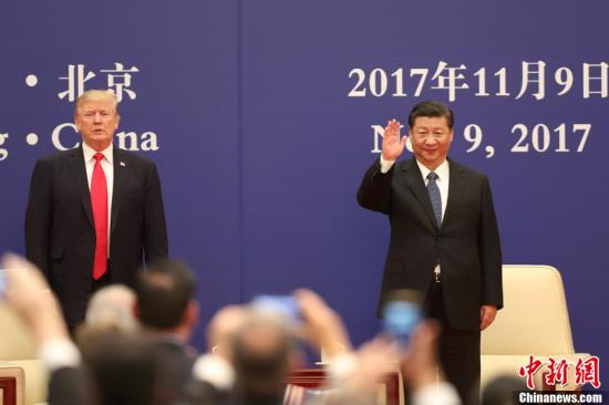 　　资料图：11月9日，中国国家主席习近平在北京人民大会堂同来华进行国事访问的美国总统特朗普共同出席中美企业家对话会闭幕式并致辞。中新社记者 盛佳鹏 摄