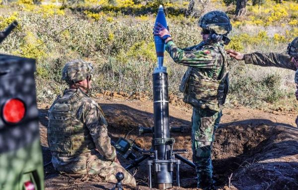 资料图：美军120mm迫击炮训练。