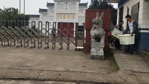 11月7日下午，豫章书院大门处，陆续有学生被家长接走。 澎湃新闻记者 胡芮默 图