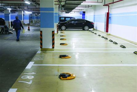 建发公园首府小区地下车库的车位都被开发商装上了地锁，准备出售。　/晨报记者　张佳琪