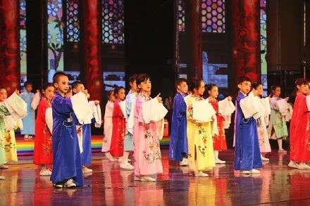 6月28日，板厂小学举行建校70周年庆典。图片来自@北京市东城