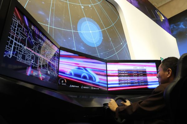  10月12日，一名观众在“砥砺奋进的五年”大型成就展上体验北斗高精度导航驾驶。新华社记者 张玉薇 摄