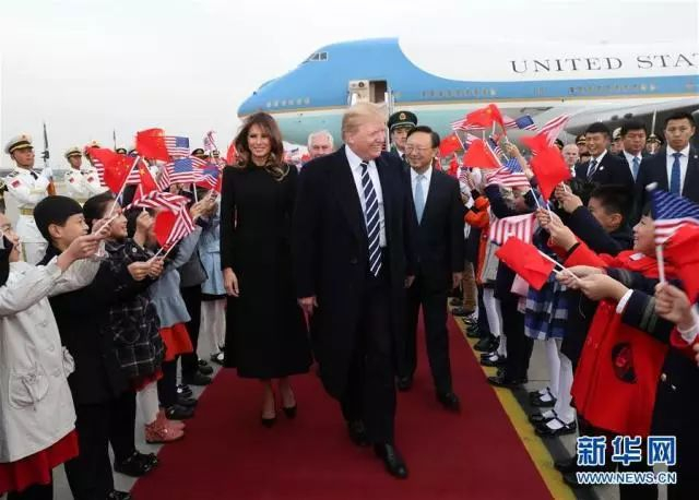 11月8日，应国家主席习近平邀请，美国总统特朗普抵达北京，开始对中国进行国事访问。国务委员杨洁篪在机场迎接。 新华社记者 庞兴雷 摄