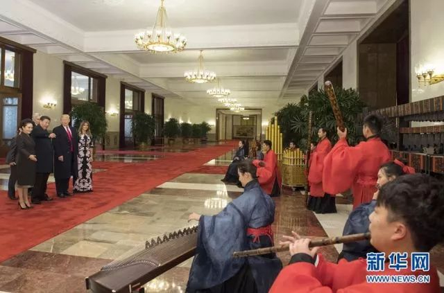 11月9日，国家主席习近平在北京人民大会堂东门外广场举行欢迎仪式，欢迎美利坚合众国总统唐纳德·特朗普对中国进行国事访问。这是习近平和夫人彭丽媛同特朗普夫妇在人民大会堂欣赏文艺表演。新华社记者 李学仁 摄
