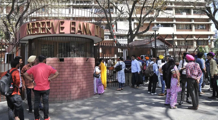 ▲当地时间2017年3月31日，印度，货币兑换最后期限，民众在银行外排队提交废钞（来源：视觉中国）