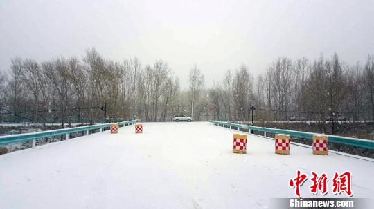 新疆阿勒泰迎降雪降温天气，影响道路出行。　周继成 摄