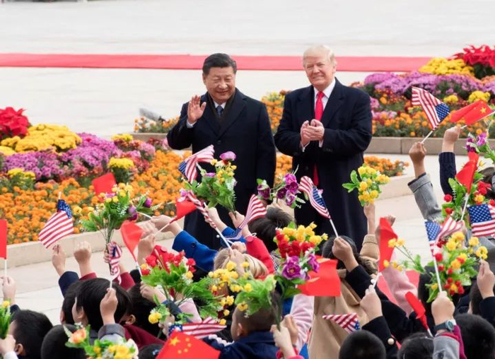　11月9日，国家主席习近平在北京人民大会堂东门外广场举行欢迎仪式，欢迎美利坚合众国总统唐纳德·特朗普对中国进行国事访问。 新华社记者 李学仁 摄