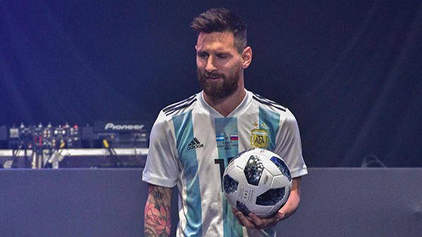 梅西出席世界杯用球发布会。