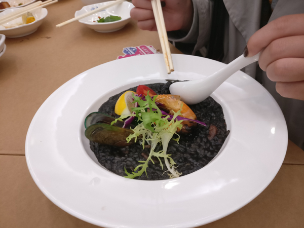 上海大学的“墨鱼汁海鲜饭”，在学校每份售价22元。澎湃新闻记者 周航 图