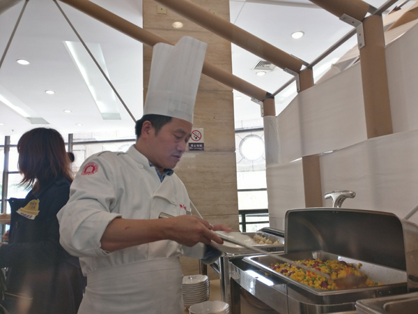 刘玉红展示经典网红菜“玉米炒葡萄”。澎湃新闻记者 周航 图