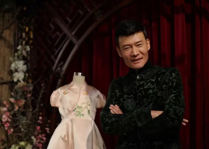  阿拉贝拉的旗袍的同款礼服，摆放在北京高碑店劳伦斯·许的工作室内。新京报记者 王飞 摄