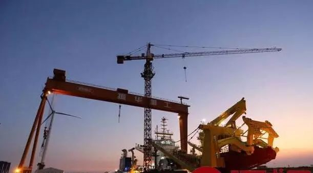 　▲夜幕降临，造船厂仍然灯火通明。