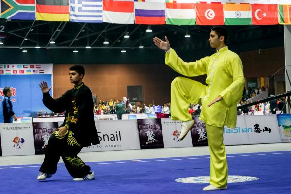 11月9日，四川峨眉山。两名外国武术选手正在参加八极拳项目的套路比赛。新华社记者 王迪摄