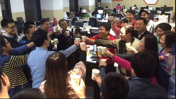 2016年双11，Kappa在达成目标后，团队庆祝。受访者供图