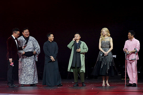 11月10日晚，在妮可·基德曼（右二）等众星云集下，马云（右三）压轴现身双11晚会。视觉中国 图