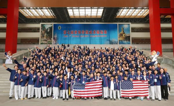 316名美国武术代表团成员在四川峨眉山第七届世界传统武术锦标赛举办地合影留念。