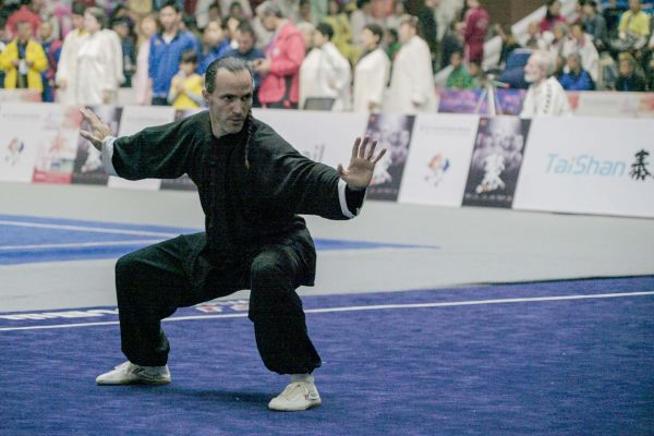 11月9日，四川峨眉山。美国武术选手安东尼·达兹（Anthony Diaz）正在参加八极拳项目的套路比赛。新华社记者 王迪摄