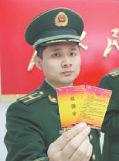 山东公安边防总队海防边防派出所把“禁酒令”制成警示卡片。 查文康摄