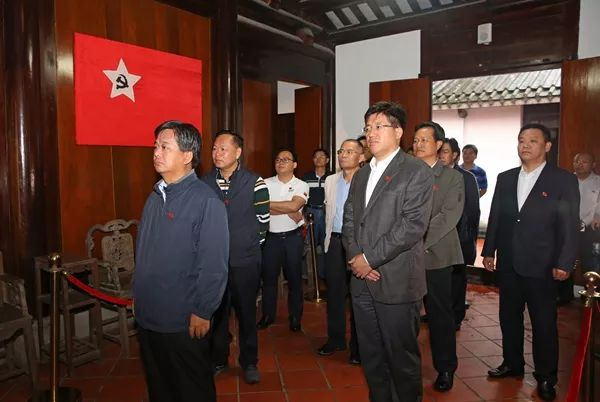 11月7日，三沙市委书记田湘利等市领导赴海口瞻仰中共琼崖一大会址。许文 摄