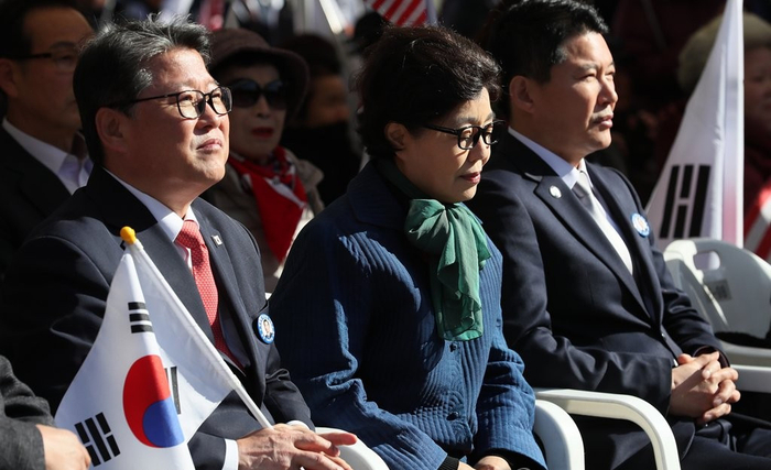 左起分别为赵源震与朴槿令