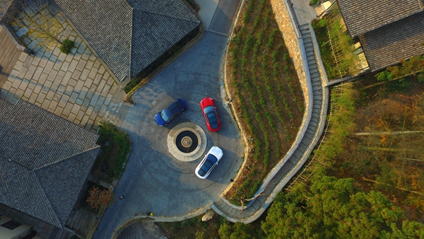 　　特斯拉Model X和Model S行驶在浙江莫干山裸心堡的山顶，特斯拉邀请车主和粉丝一起感受科技、融入自然、探寻新的生活理念。特斯拉 供图