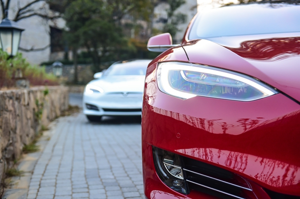 特斯拉 Model S新增全 LED 自适应前照灯系统，装有医疗级别的HEPA高效空气过滤系统。特斯拉 供图